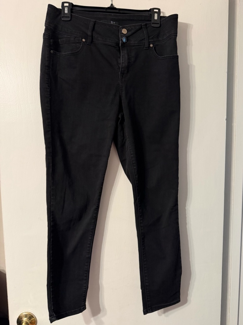 1822 Black Women’s 2 Button Waist Closure Jeans Sz 14